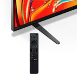 نمای نزدیک از تلویزیون سونی 55XR70 با طراحی مدرن و ریموت کنترل آن